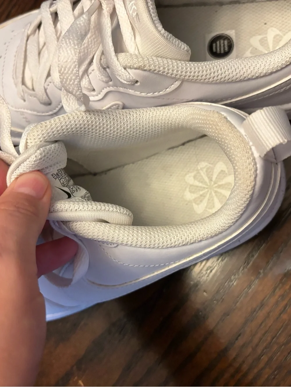 Nike White Leather Low Top Lace Up Athletic  sneakers. DV5456-106
